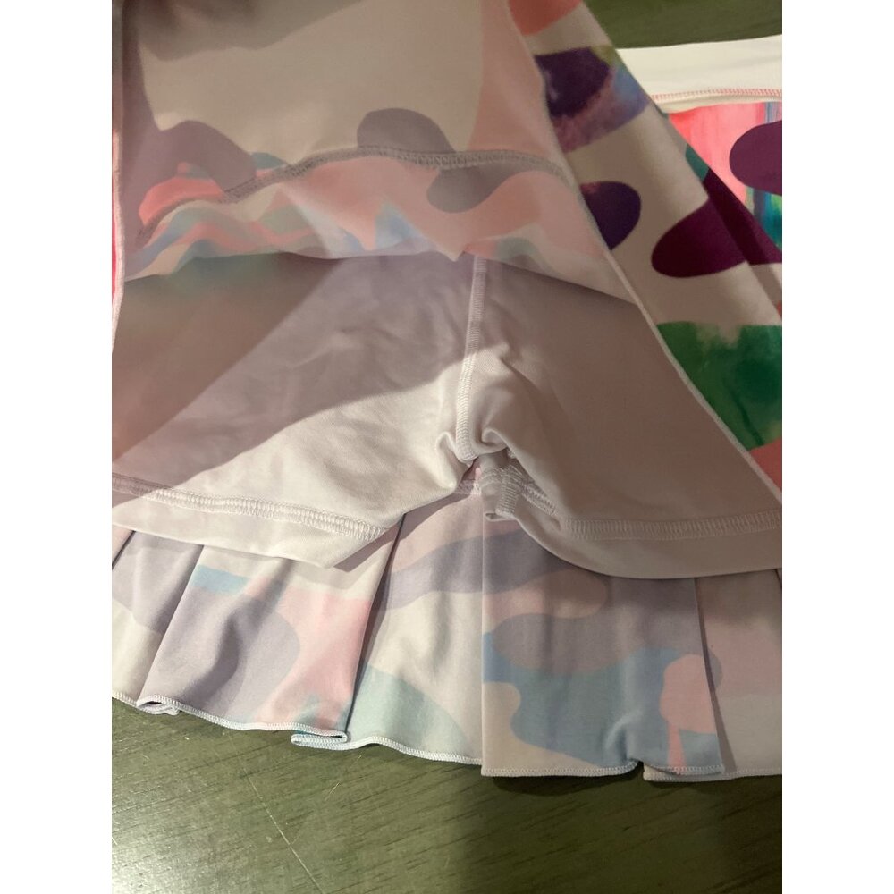 Sofibella Womens Medium Tennis Skort With Colorful Abstract Print & Ruffle Hem - Picture 6 of 7